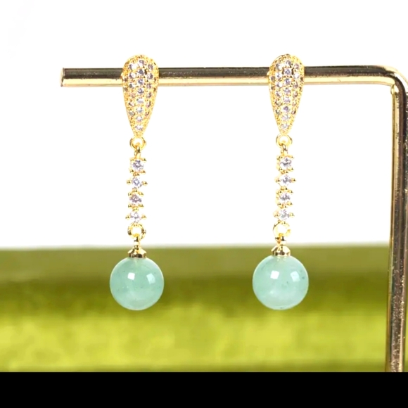 Jewelry - NWT Adventurine Stone with 18k gold plated earrings.